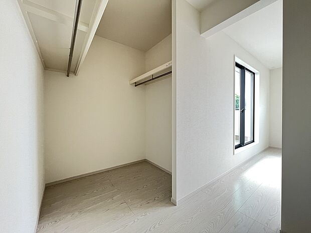 【ウォークインクローゼット】ハンガーパイプ付きのウォークインクローゼット(1号棟)