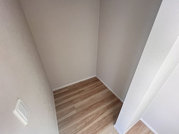 【ウォークインクローゼット】8.7帖の洋室に付設されたウォークインクローゼット(1号棟)