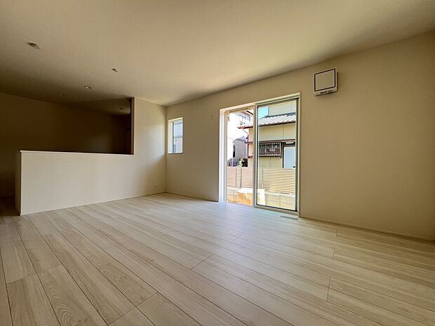 【リビング】家族団らんにピッタリの明るいリビング　是非現地でご体感ください(2号棟)