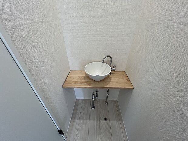 【その他内観】階段ホールには便利な手洗い付き(2号棟)