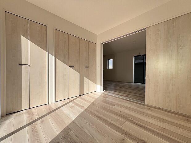 【洋室】リビング続き間の洋室4.5帖 収納スペース豊富です