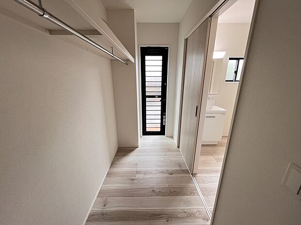 【収納】リビングに設けられたファミリークローク 便利な勝手口付きです