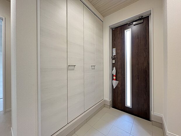 【玄関】シューズボックス付きの玄関