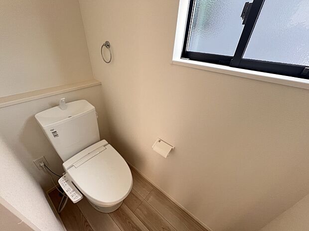 【トイレ】トイレは1.2階ともにございます　ウォシュレット機能付き（1号棟）