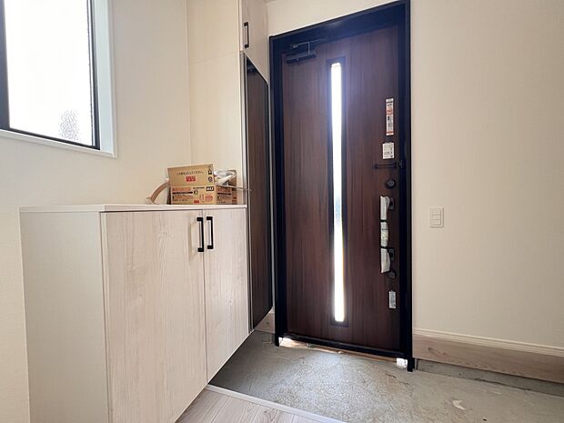 【玄関】シューズボックス、シューズインクローク付の明るい玄関（1号棟）