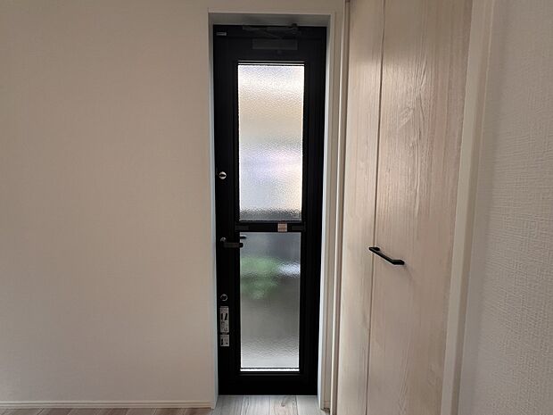 【その他設備】ゴミ出しや荷物の運搬時にも便利な勝手口