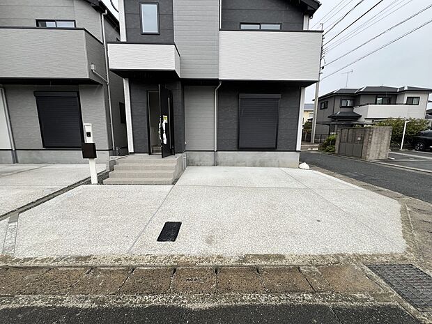 【駐車場】お車は2台並列で駐車可能です(2号棟)