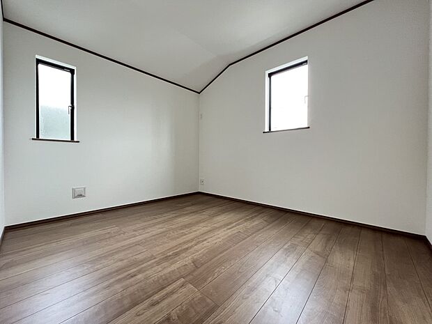 【洋室】洋室5.25帖　2階の居室は全室二面採光でどのお部屋も明るい印象です(D号棟)