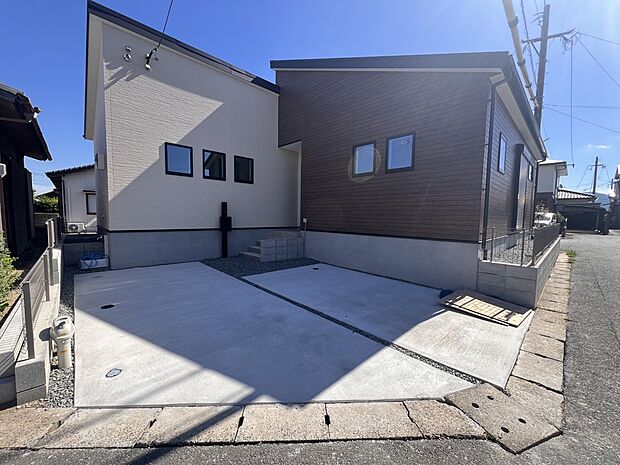 【駐車場】お車は2台並列で駐車可能です