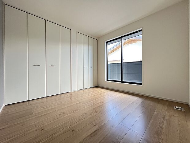 【洋室】洋室5.7帖　バルコニーに面したお部屋です(2号棟)