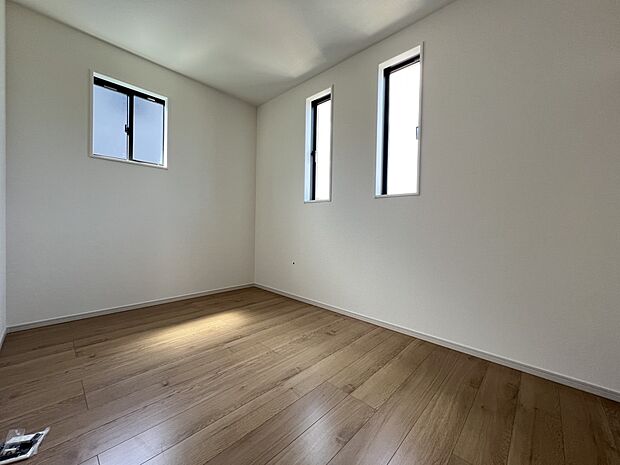 【洋室】洋室5帖　小窓が並ぶお洒落な洋室です(2号棟)