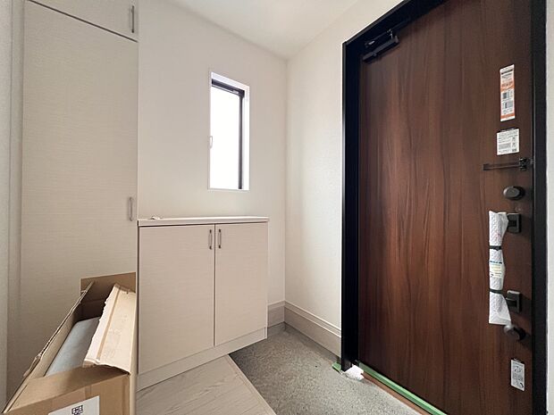 【玄関】シューズボックス付きの明るい玄関