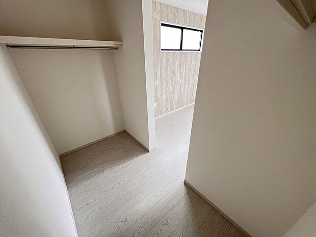 【ウォークインクローゼット】ハンガーパイプ付きのウォークインクローゼット