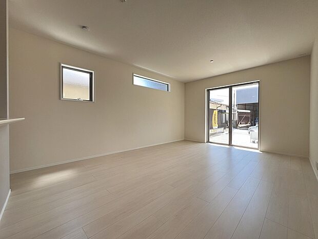 【リビング】LDK16帖　南西向き＋三面採光の明るいリビング空間