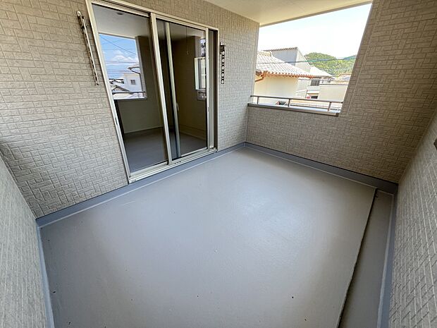 【バルコニー】7.75帖の洋室から出入り可能なバルコニー　嬉しい屋根付きです