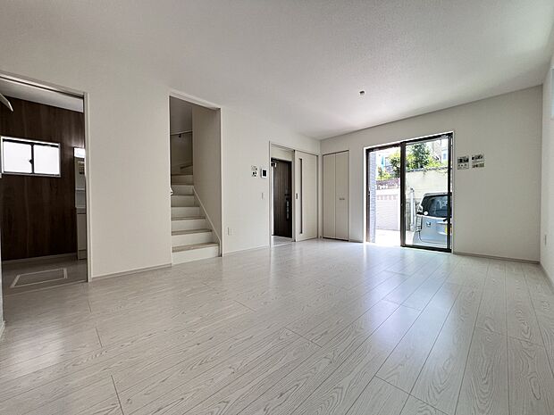 【リビング】LDK16帖 自然と家族が集うリビング階段仕様!居心地よい空間です(2号棟)