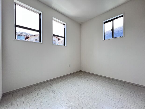 【洋室】洋室4.5帖 二面採光の明るいお部屋(2号棟)