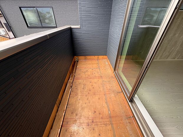 【バルコニー】洋室8.7帖からアクセス可能なバルコニー(1号棟)