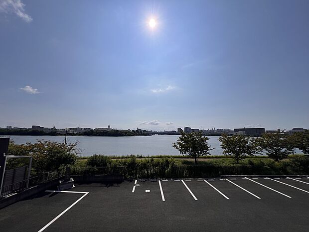 【住戸からの眺望写真】バルコニーからの眺望 開放的で気持ちの良い景色が広がります(1号棟)