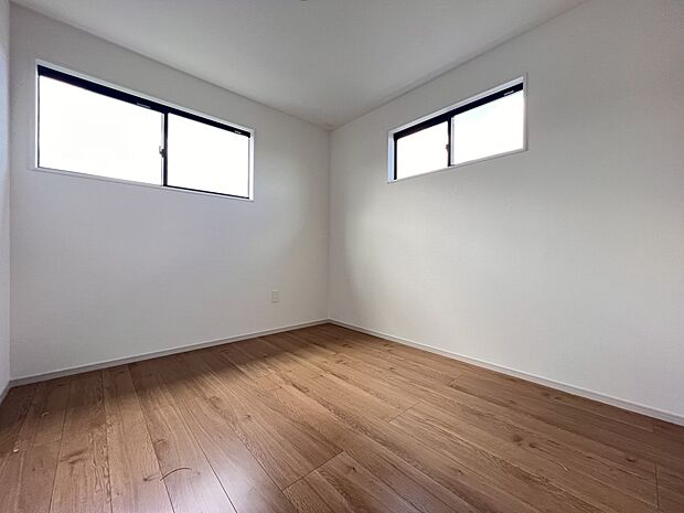 【洋室】洋室5.2帖 2階全居室2面採光仕様の明るい居宅です(1号棟)