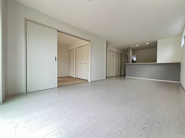 【リビング】LDK18.1帖　続き間の和室と合わせて約24帖の広さ！是非現地でご体感ください(3号棟)