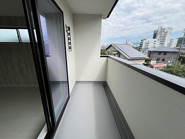 【バルコニー】バルコニーは南向きで陽当たり良好！(3号棟)