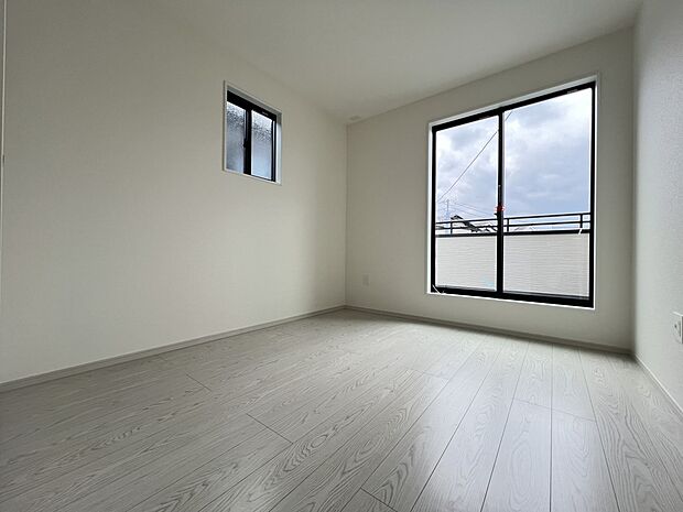 【洋室】洋室5.2帖　2面採光の明るい居室です　バルコニー付（1号棟）