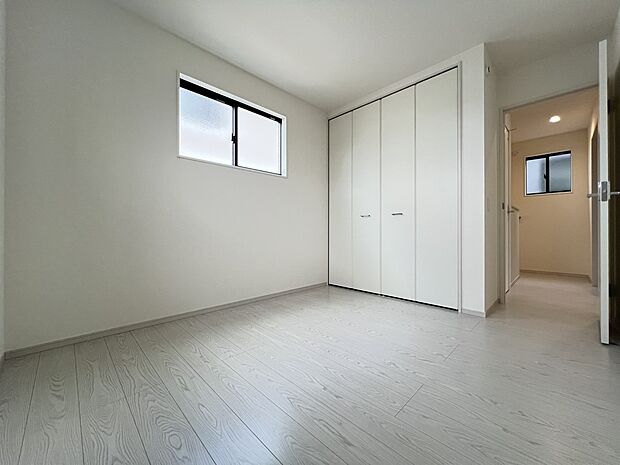 【洋室】洋室5.2帖　2面採光の明るい居室です（1号棟）