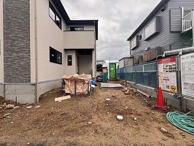 【駐車場】お車は3台駐車可能です