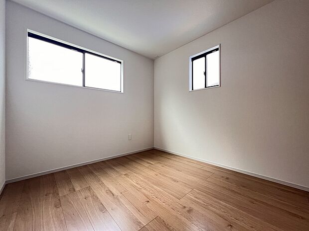 【洋室】洋室5.2帖 2面採光の明るい居室です(2号棟)