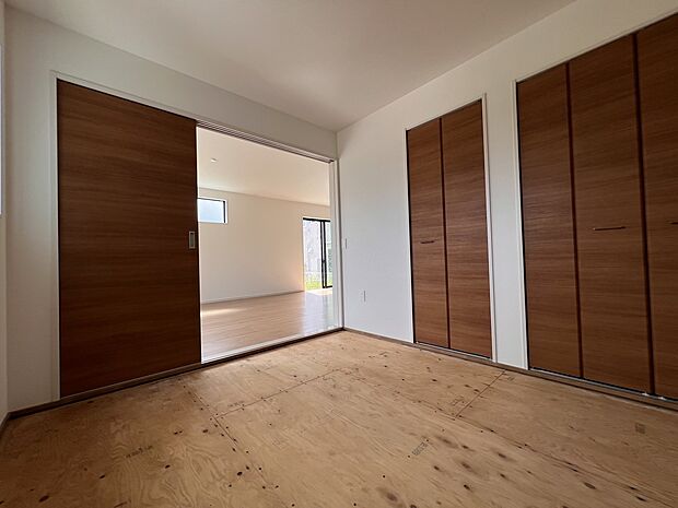 【和室】5.2帖の和室は収納2箇所付き リビングに隣接しています(2号棟)