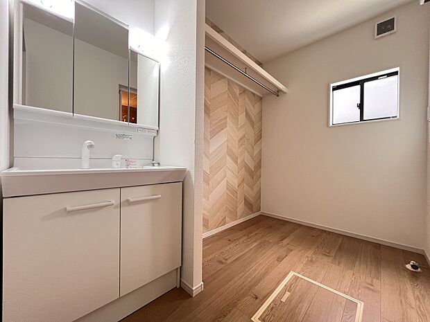 【洗面台・洗面所】洗面所にはハンガーパイプ付きの収納スペース付き(2号棟)