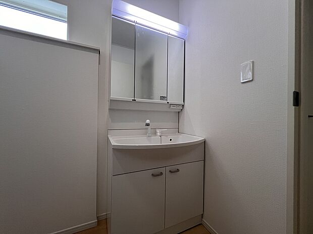 【洗面台・洗面所】三面鏡仕様の洗面化粧台(2号棟)