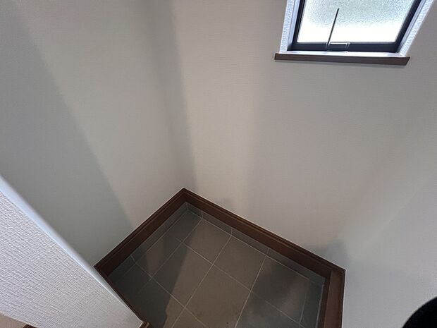 【収納】換気に便利な小窓付きのシューズインクローク(A号棟)