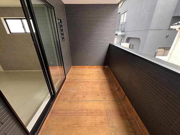 【バルコニー】南向きのバルコニーは陽当り良好！(2号棟)