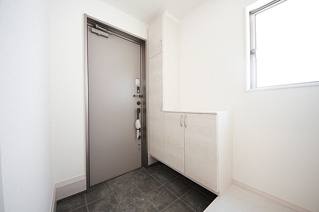 【同仕様写真(その他内観)】下駄箱収納、換気に便利な小窓付きの玄関(1号棟同仕様)