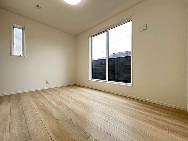 【洋室】洋室6.3帖 クローゼット収納2箇所、バルコニー付の広めの居室