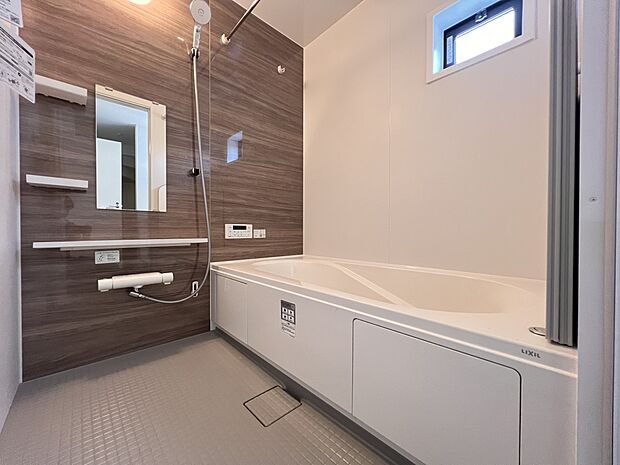 【浴室】1坪タイプのバスルーム!浴室暖房乾燥機付きで、いつでも快適にお過ごしいただけます