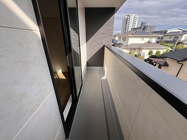 【バルコニー】洋室5.2帖からアクセス可能なバルコニー