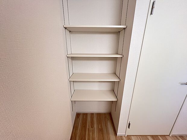 【収納】キッチン横　パントリー収納スペース(1号棟)