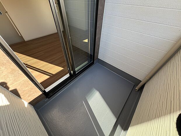 【バルコニー】リビングからアクセス可能なバルコニー（1号棟）