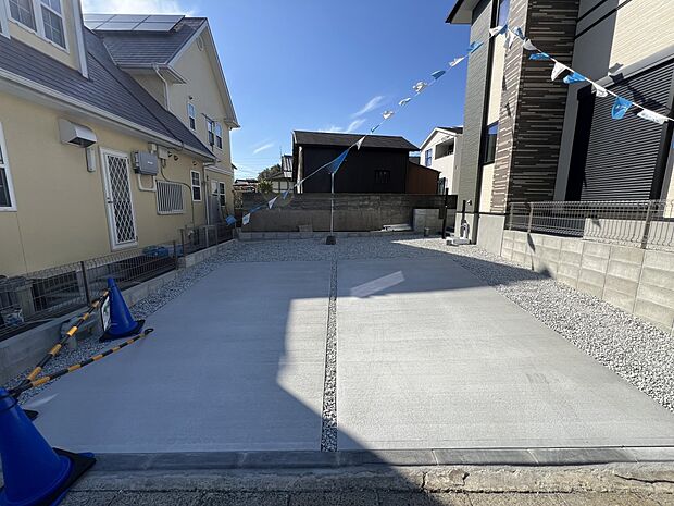 【駐車場】お車は並列2台駐車可能です