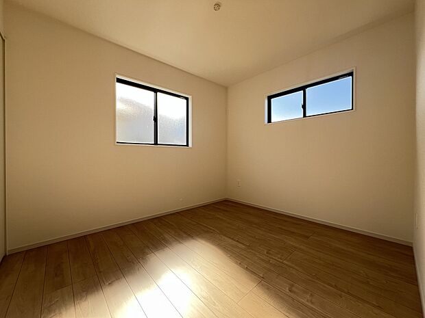 【洋室】洋室5.2帖　2階の居室は全室二面採光です