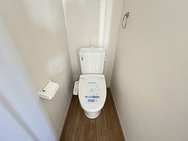 【トイレ】トイレは各階にご用意。ウォシュレット機能付き