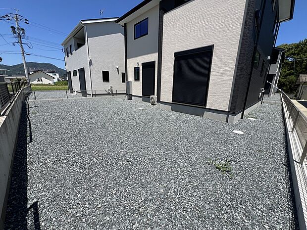 【庭】物件南側には広めのお庭付きです(2号棟)