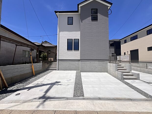 【現地外観写真】カースペース並列で2台駐車可能（1号棟）