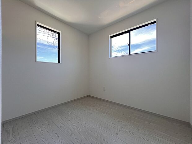 【洋室】洋室4.5帖　2面採光の明るい居室です（1号棟）