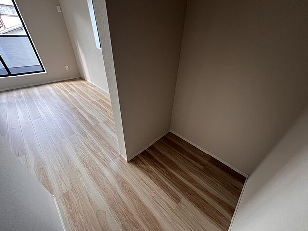 【ウォークインクローゼット】季節物の収納にも役立つウォークインクローゼット(1号棟)