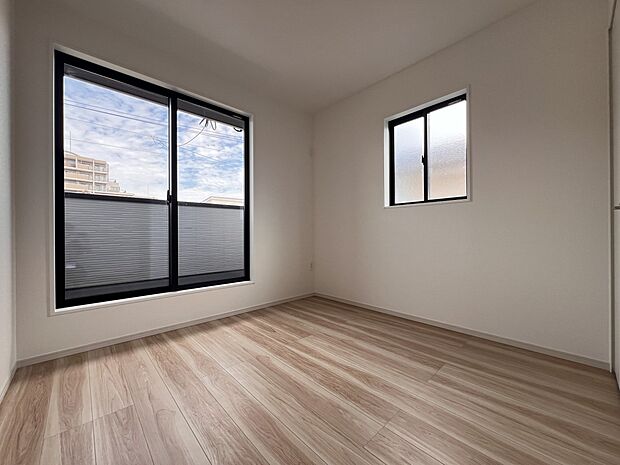 【洋室】洋室7帖　クローゼット収納、バルコニー付の居室です