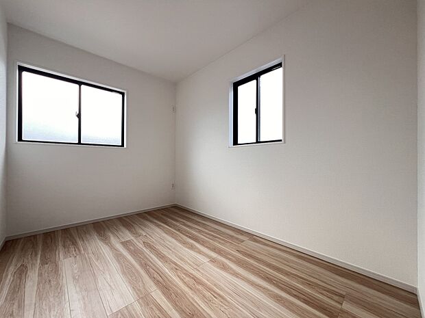 【洋室】洋室4.3帖　お子さまのお部屋としてもお使いいただけます